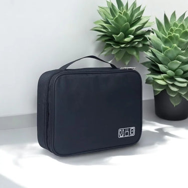 Image d'une Trousse de Rangement Multifonction à 2 Compartiments en couleur noire, idéale pour organiser vos cùbles, accessoires électroniques ou cosmétiques lors de vos déplacements.
